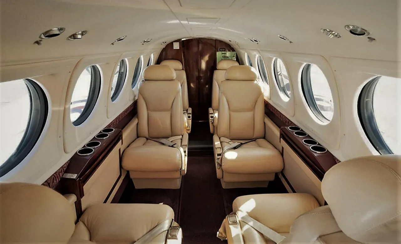 Beechcraft King Air B200  - Photo 2