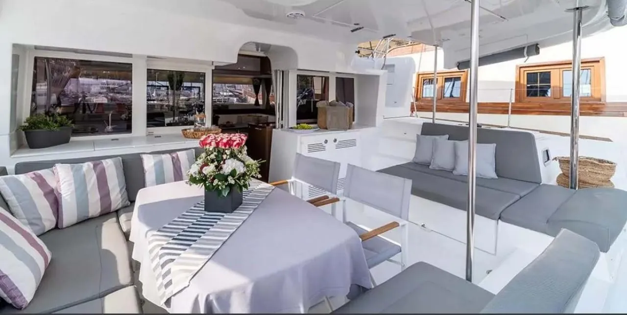 Lagoon 46  - Photo 2