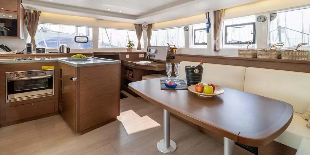 Lagoon 46  - Photo 4